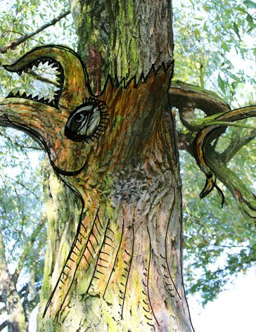  Einige eindrucksvolle Baumrinden verschiedener Laubbäume haben wir bereits für dich fotografiert. Such dir ein Foto aus, drucke es auf weißem oder buntem Papier aus und lass die Fabelwesen, die du in der Rinde entdeckst, lebendig werden. Auch deine Freunde oder Eltern und Großeltern können bei der Suche mithelfen oder selber malen. Die Bilder kannst du dann zum Beispiel als Geburtstagskarte an Freunde verschicken. | Zeichnung: Ina Ebert | NABU Sachsen